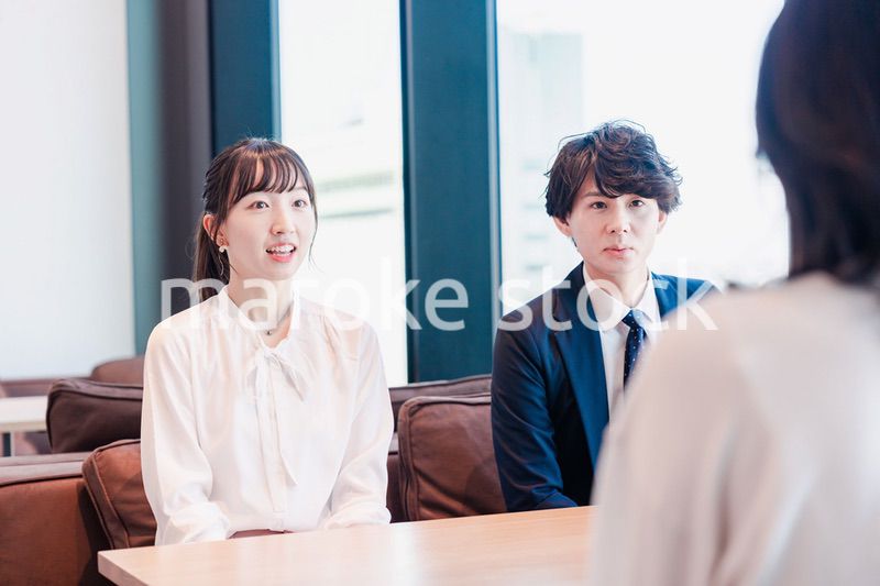 オフィスで雑談をするビジネスパーソン