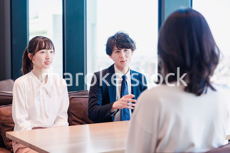 オフィスで雑談をするビジネスパーソン