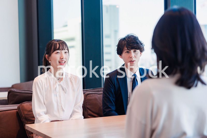 オフィスで雑談をするビジネスパーソン