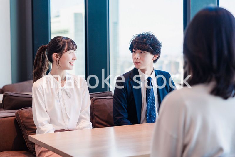 オフィスで雑談をするビジネスパーソン