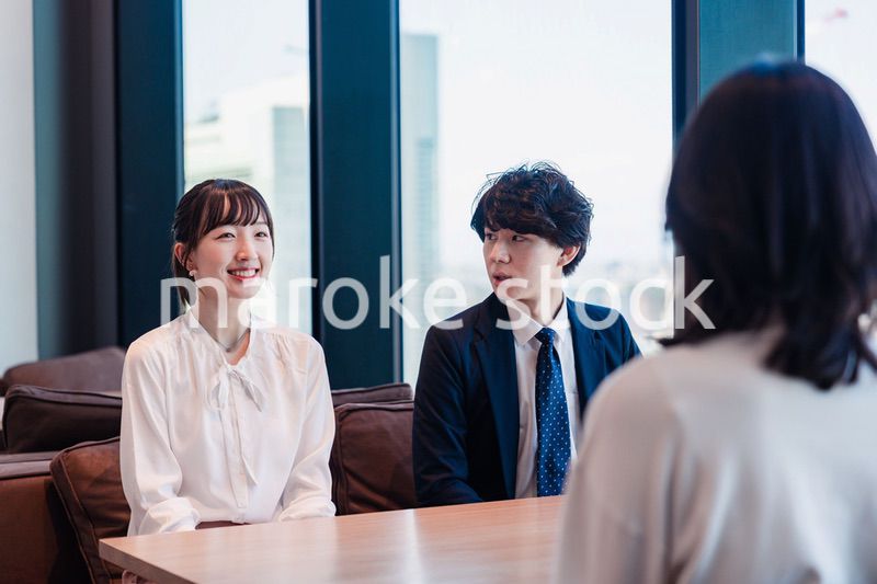 オフィスで雑談をするビジネスパーソン