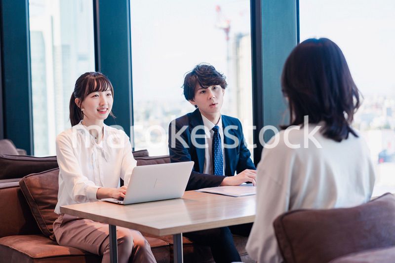 オフィスで雑談をするビジネスパーソン