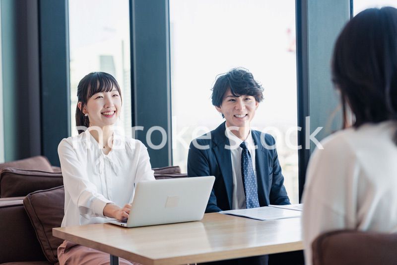 取引先との商談をするビジネスパーソン