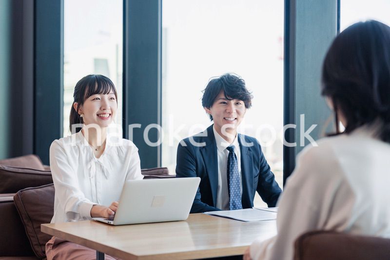 取引先との商談をするビジネスパーソン