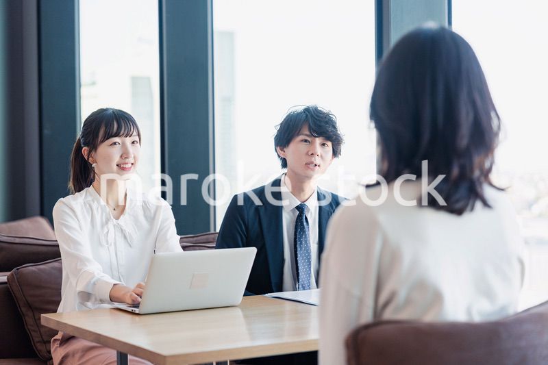 取引先との商談をするビジネスパーソン