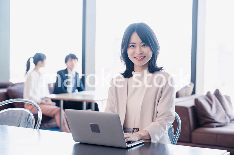 シェアオフィスでノートパソコンを使うビジネスウーマン