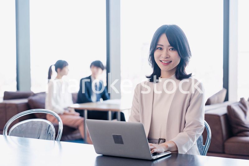シェアオフィスでノートパソコンを使うビジネスウーマン