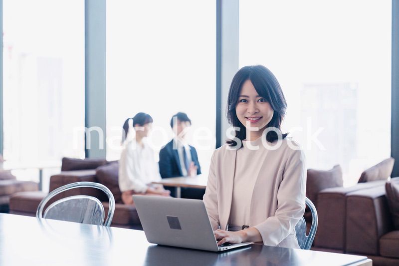 シェアオフィスでノートパソコンを使うビジネスウーマン