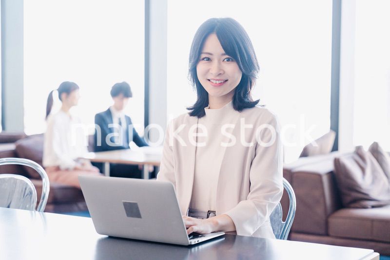 シェアオフィスでノートパソコンを使うビジネスウーマン
