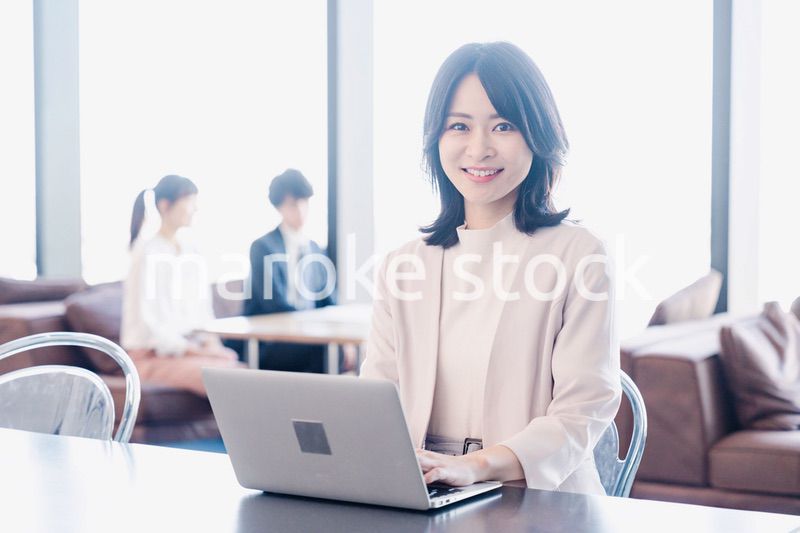 シェアオフィスでノートパソコンを使うビジネスウーマン
