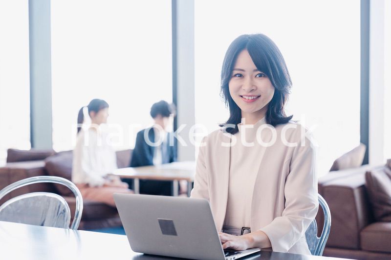 シェアオフィスでノートパソコンを使うビジネスウーマン