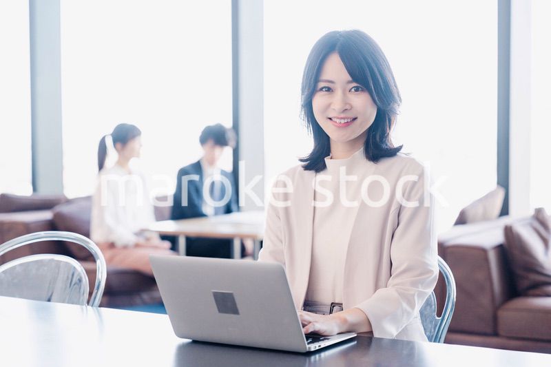 シェアオフィスでノートパソコンを使うビジネスウーマン