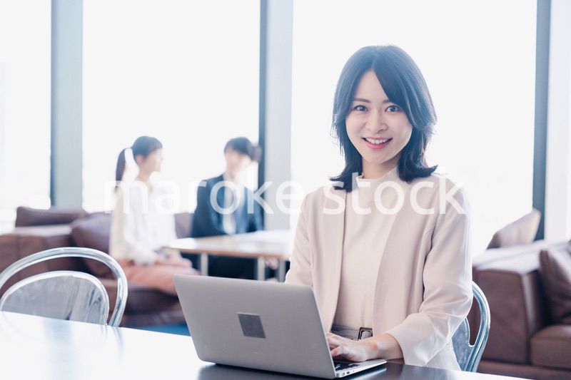 シェアオフィスでノートパソコンを使うビジネスウーマン