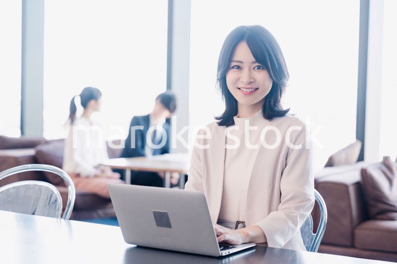 シェアオフィスでノートパソコンを使うビジネスウーマン