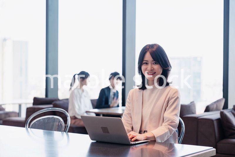 シェアオフィスでノートパソコンを使うビジネスウーマン