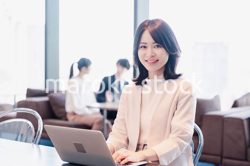 シェアオフィスでノートパソコンを使うビジネスウーマン