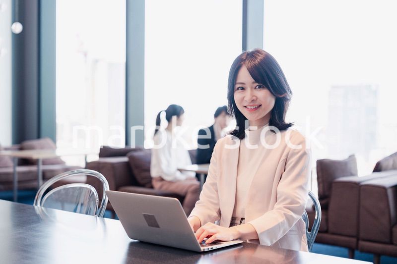 シェアオフィスでノートパソコンを使うビジネスウーマン