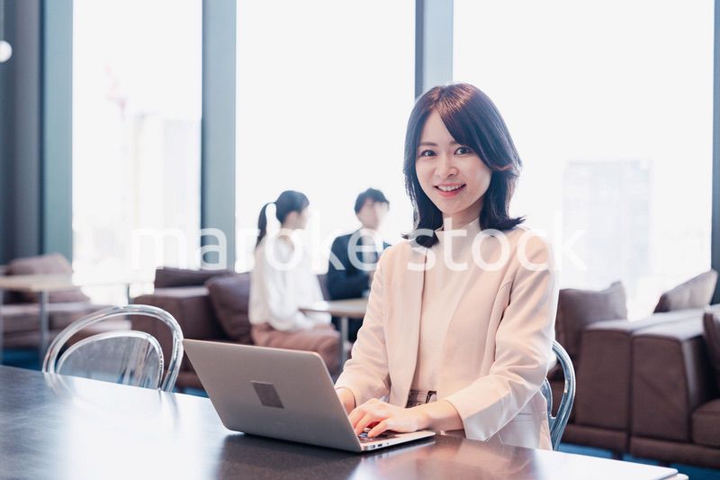 シェアオフィスでノートパソコンを使うビジネスウーマン
