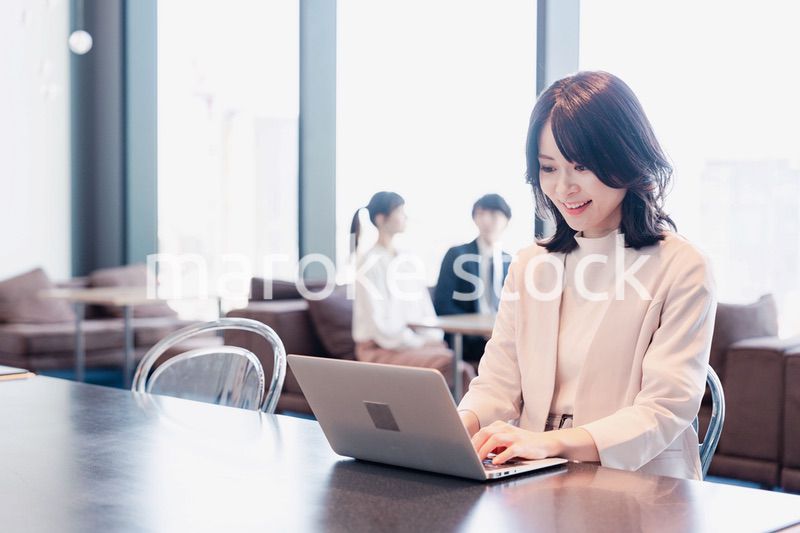 シェアオフィスでノートパソコンを使うビジネスウーマン