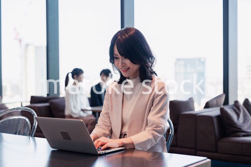 シェアオフィスでノートパソコンを使うビジネスウーマン