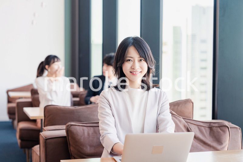 シェアオフィスでノートパソコンを使うビジネスウーマン
