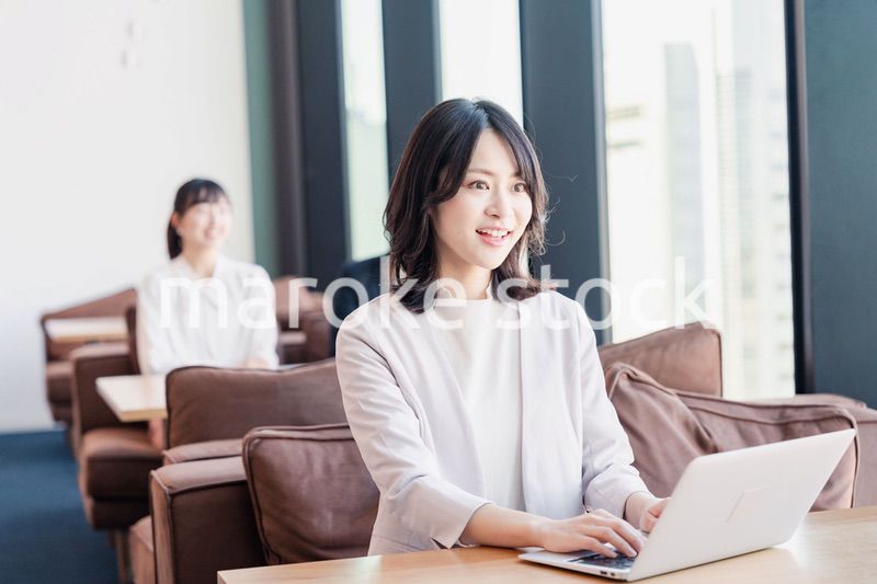 シェアオフィスでノートパソコンを使うビジネスウーマン