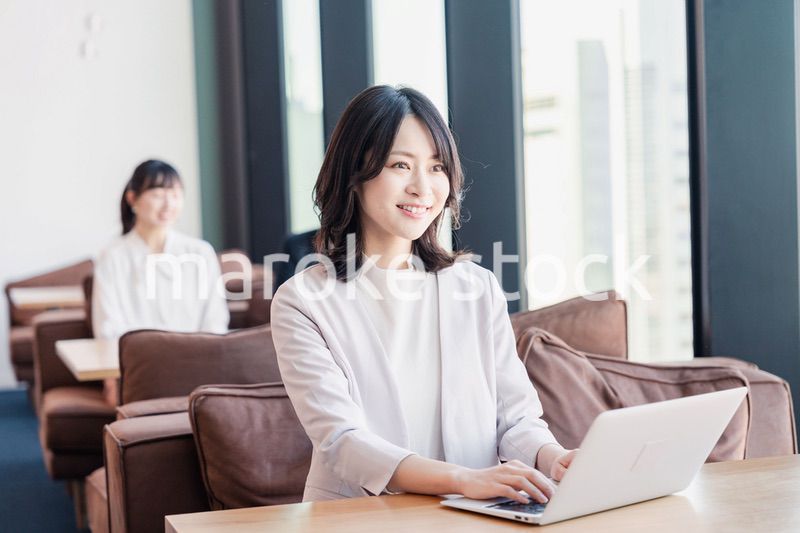 シェアオフィスでノートパソコンを使うビジネスウーマン