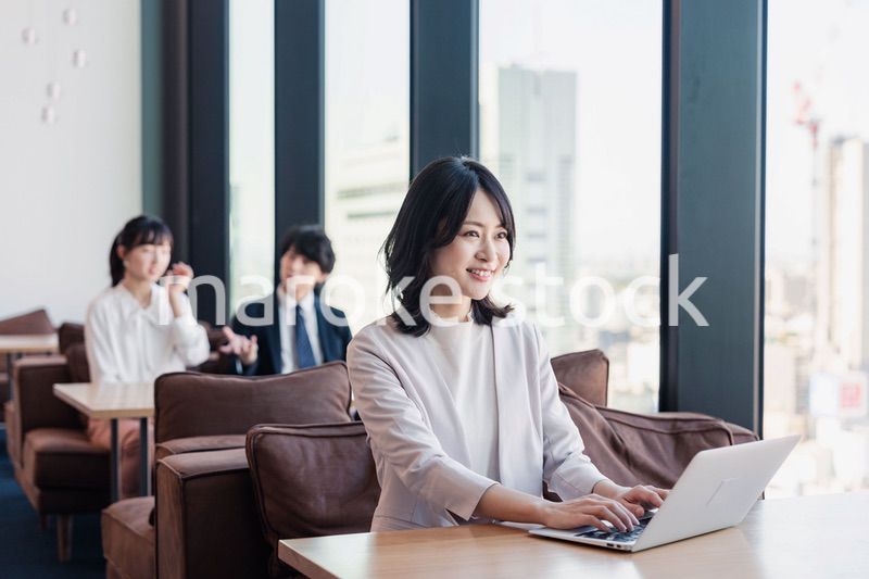 シェアオフィスでノートパソコンを使うビジネスウーマン
