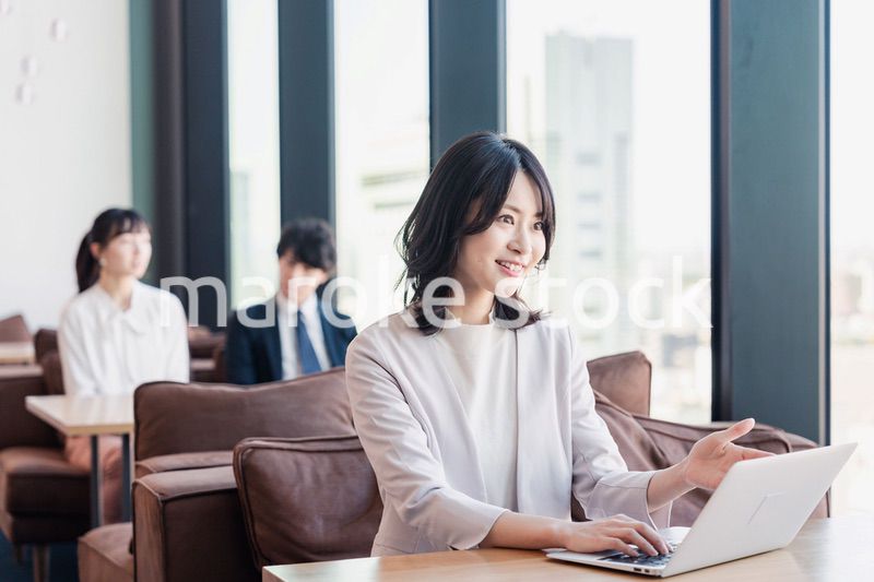 シェアオフィスでノートパソコンを使うビジネスウーマン