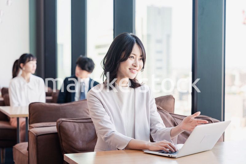 シェアオフィスでノートパソコンを使うビジネスウーマン