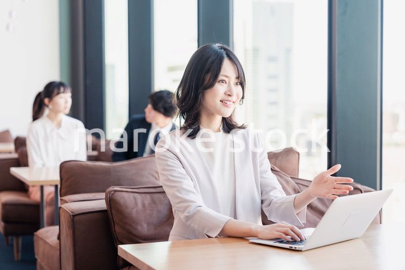 シェアオフィスでノートパソコンを使うビジネスウーマン