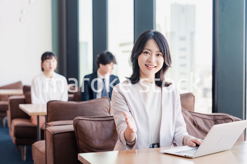 シェアオフィスでノートパソコンを使うビジネスウーマン