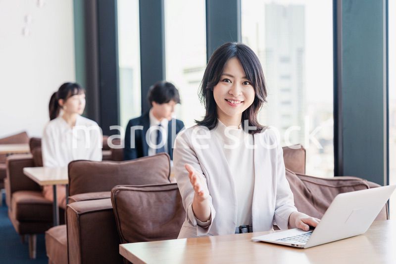 シェアオフィスでノートパソコンを使うビジネスウーマン