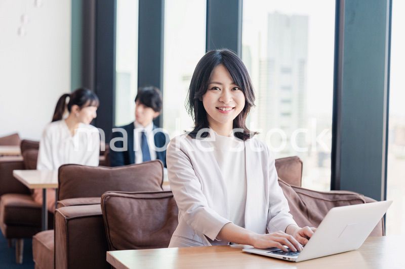 シェアオフィスでノートパソコンを使うビジネスウーマン