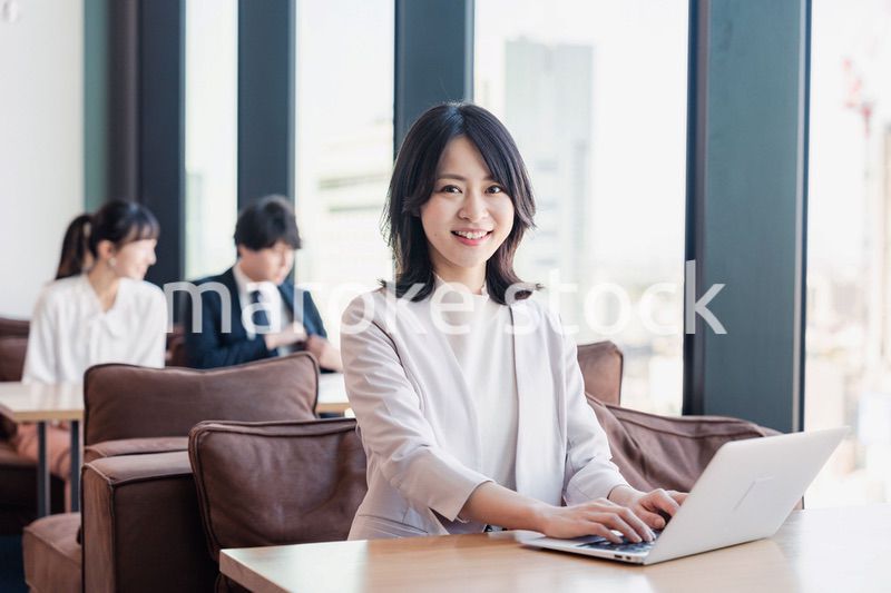 シェアオフィスでノートパソコンを使うビジネスウーマン