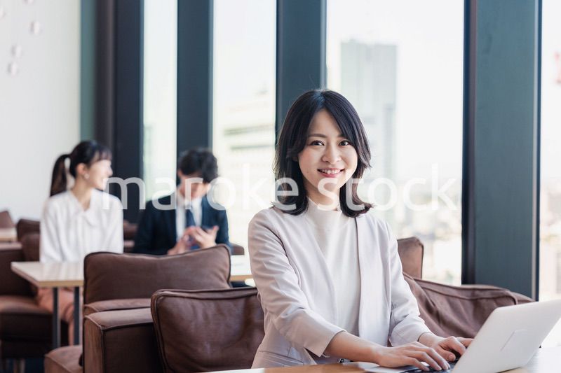 シェアオフィスでノートパソコンを使うビジネスウーマン