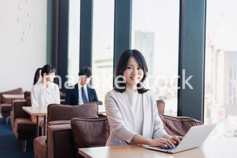 シェアオフィスでノートパソコンを使うビジネスウーマン