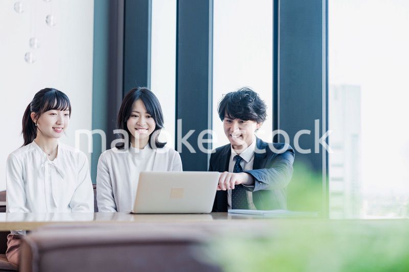 オフィスで打ち合わせをするビジネスパーソン