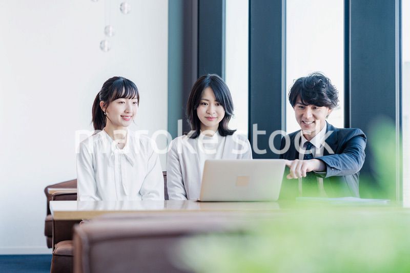 オフィスで打ち合わせをするビジネスパーソン