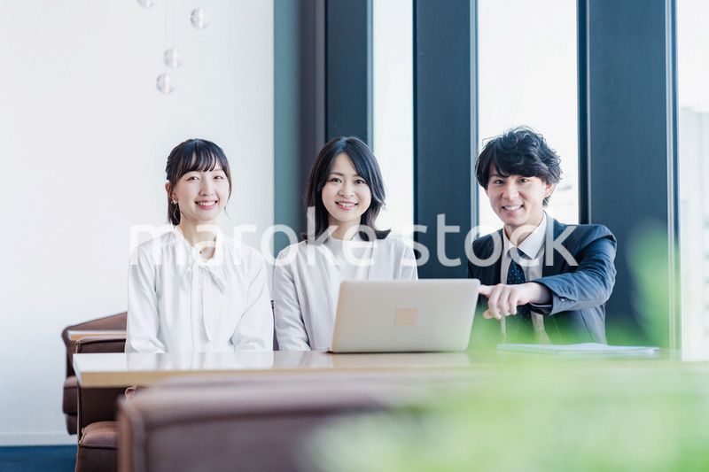 オフィスで打ち合わせをするビジネスパーソン