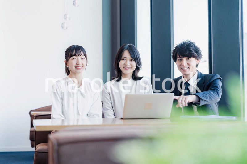 オフィスで打ち合わせをするビジネスパーソン