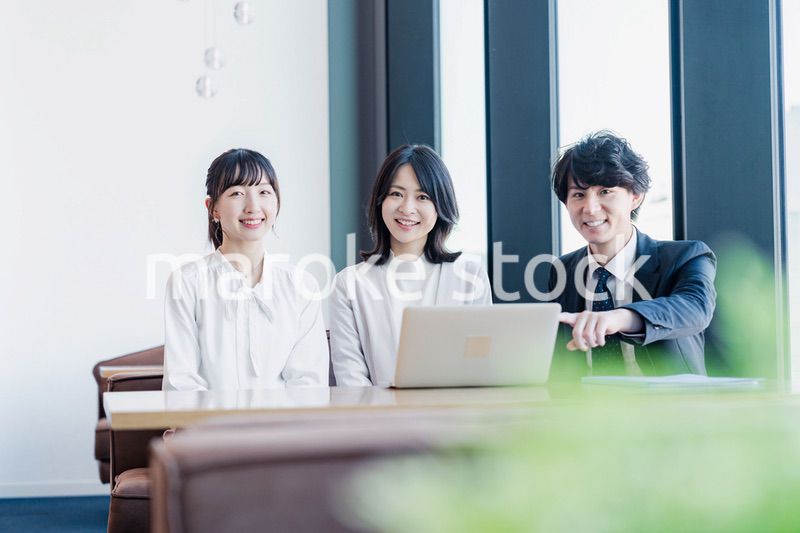 オフィスで打ち合わせをするビジネスパーソン