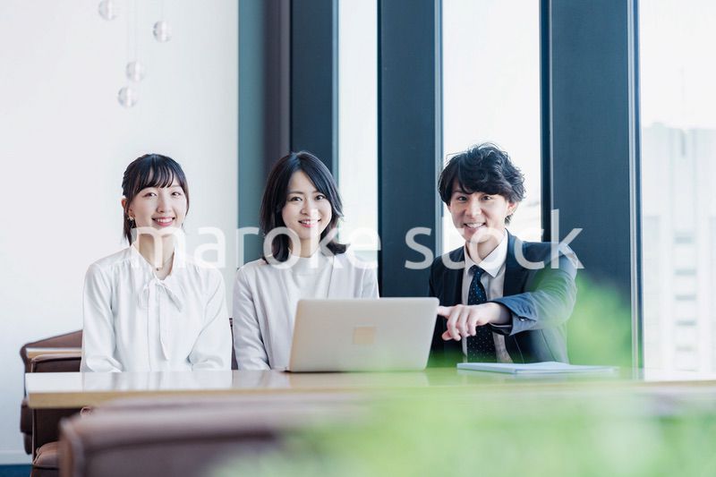 オフィスで打ち合わせをするビジネスパーソン