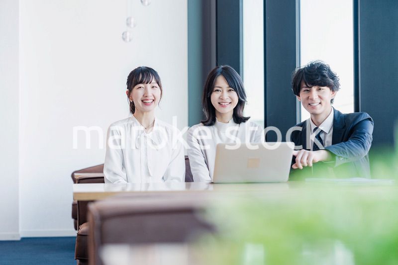 オフィスで打ち合わせをするビジネスパーソン