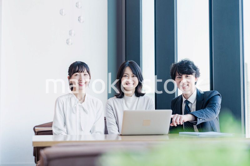 オフィスで打ち合わせをするビジネスパーソン