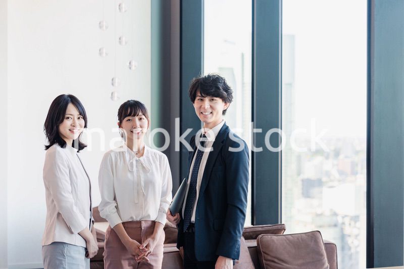 オフィスで仲良く話す若いビジネスパーソン