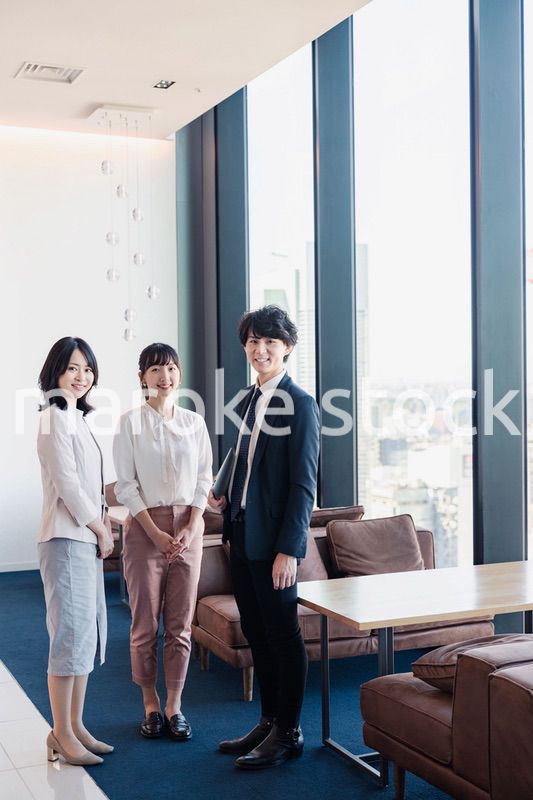 オフィスで仲良く話す若いビジネスパーソン