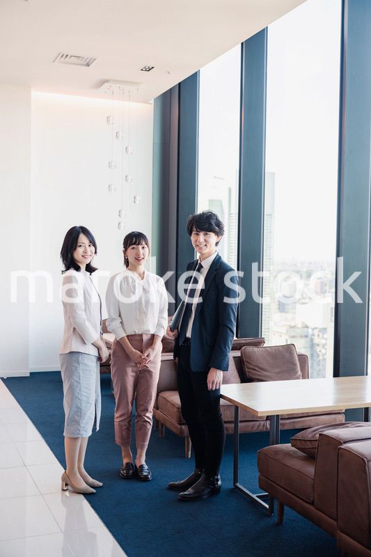 オフィスで仲良く話す若いビジネスパーソン