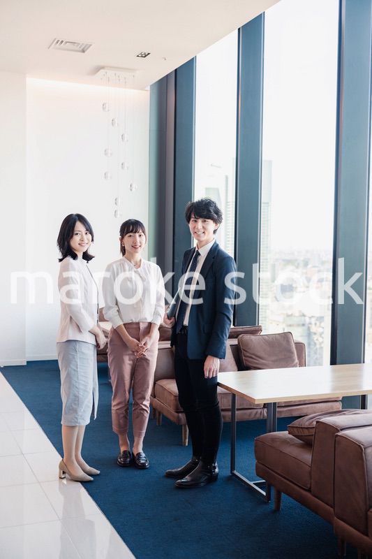 オフィスで仲良く話す若いビジネスパーソン