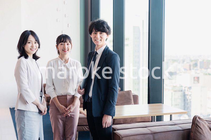 オフィスで仲良く話す若いビジネスパーソン